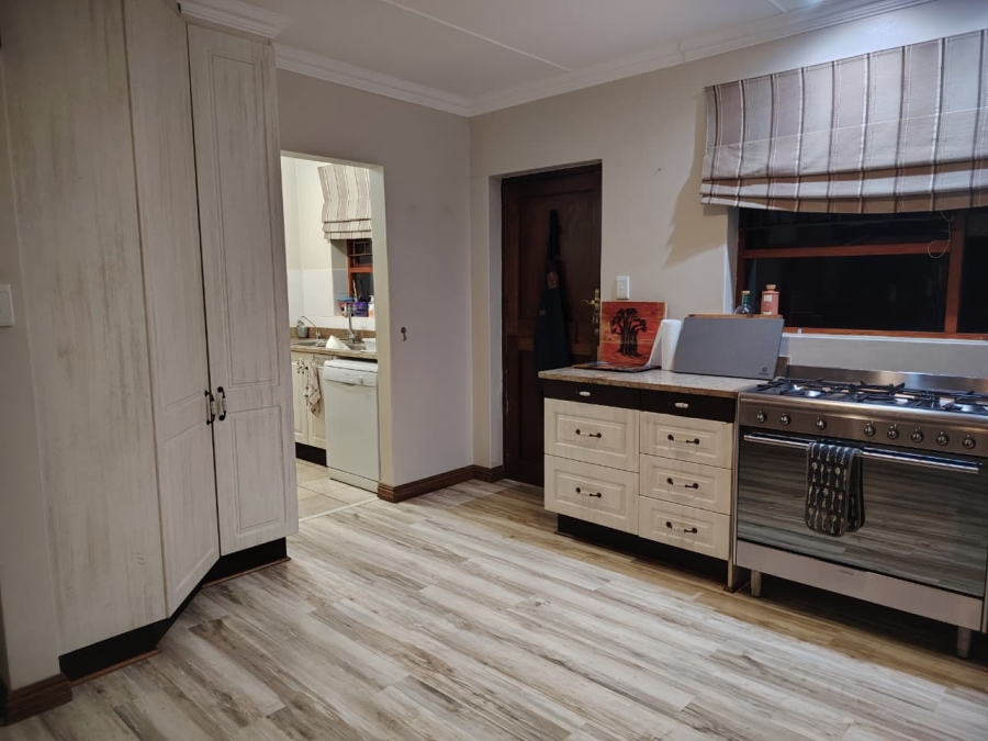 To Let 4 Bedroom Property for Rent in Loerie Park Western Cape